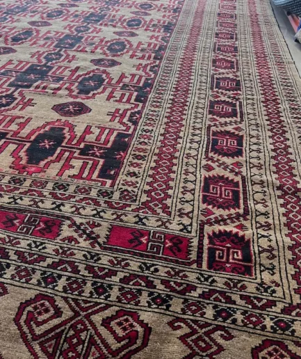 Large Semi old Turkmen 372 x 325 cm £ 2’950 (4)