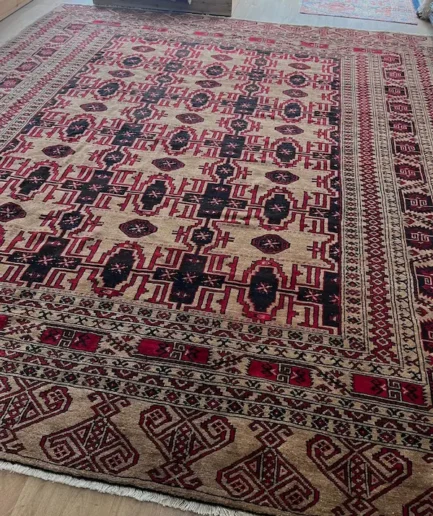 Large Semi old Turkmen 372 x 325 cm £ 2’950