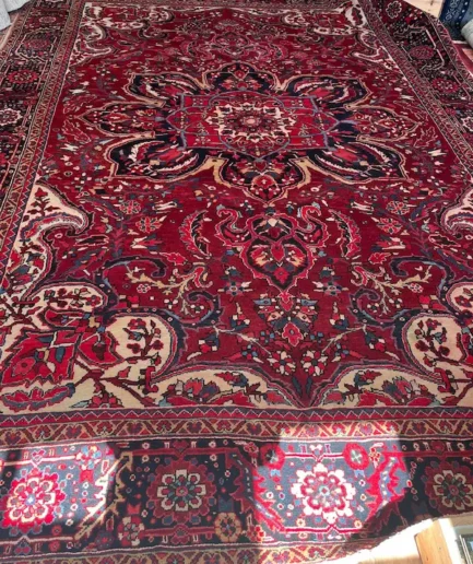 Large Vintage Heriz (Ahar) 403 x 280cm £ 3’150 (3)